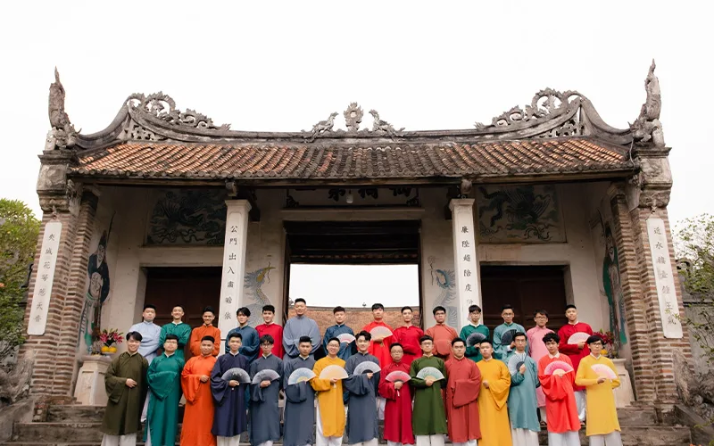 Không gian nhộn nhịp tại đền tưởng niệm