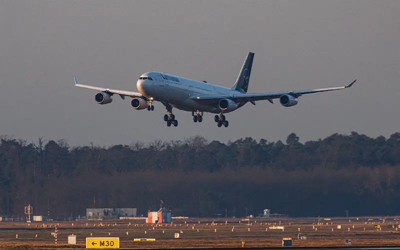 Chuyến Bay Bị Hủy và Tình Huống Khó Khăn