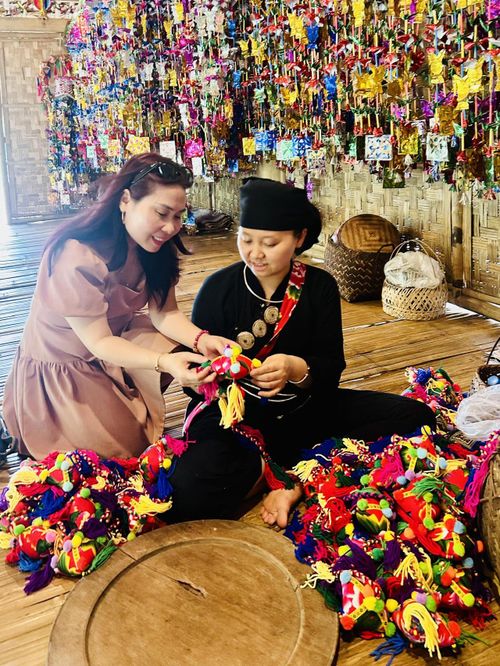 Triển lãm "Trẻ em thời chiến" tại ga Nhà hát Thành phố TP.HCM