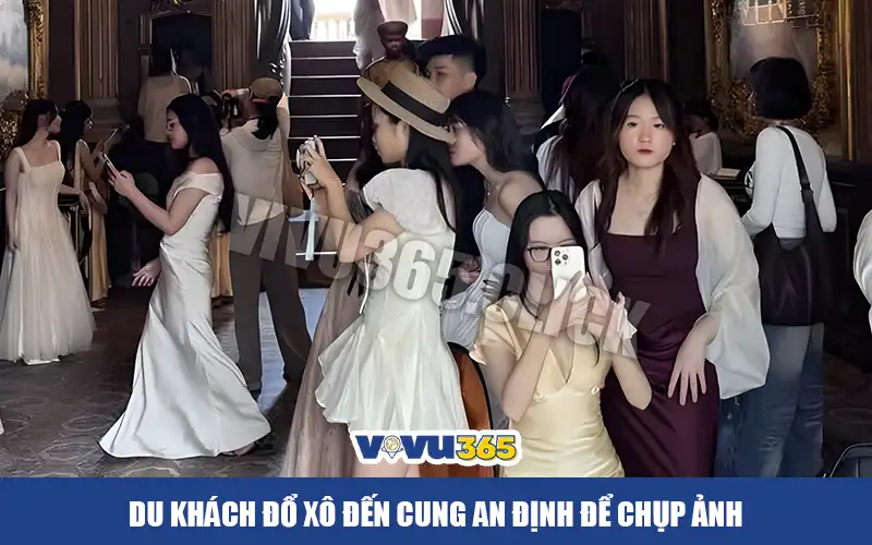 Du khách đổ xô chụp ảnh Cung An Định