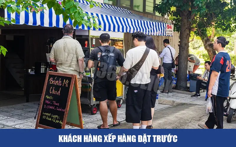 Khách Hàng Xếp Hàng Đặt Trước Mua Banh Mì